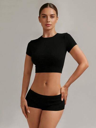 Black fitted crew-neck crop tee at SHEIN